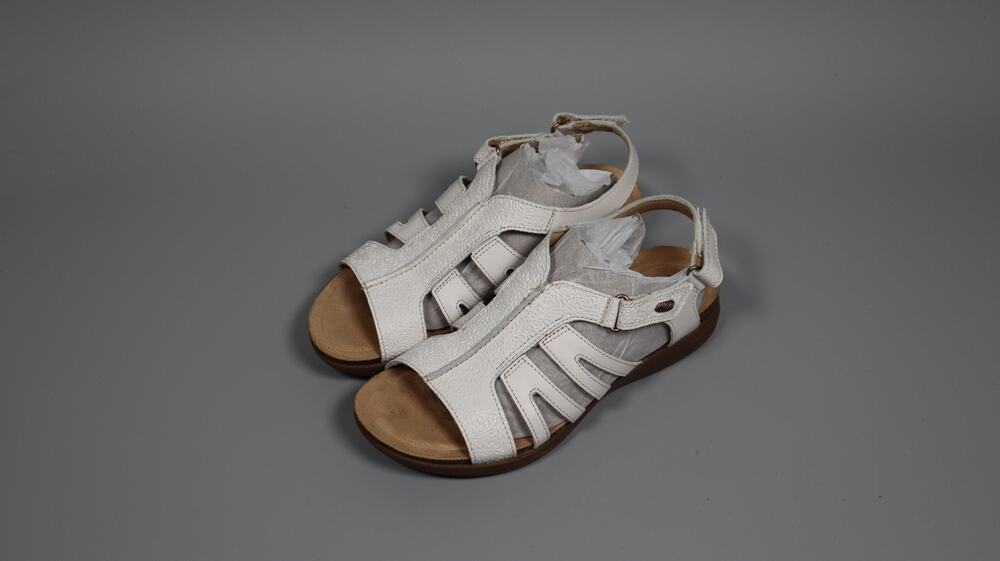 Clarks April Belle Women's White Leather Flat Sandal Strappy Comfort Shoes 8.5 M